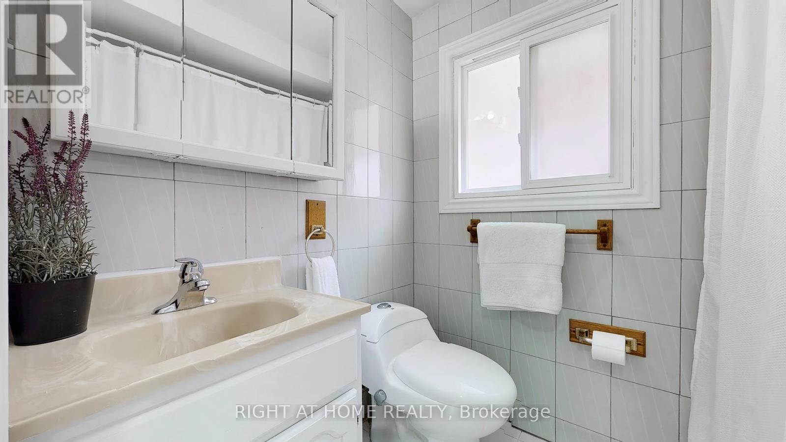 












12A KENMORE AVENUE

,
Toronto (Clairlea-Birchmount),




Ontario
M1K1B4


