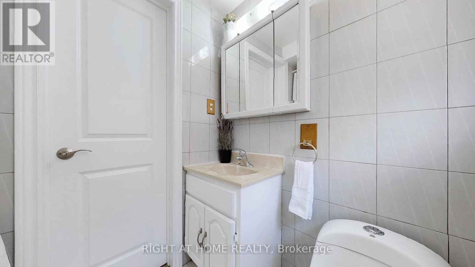 












12A KENMORE AVENUE

,
Toronto (Clairlea-Birchmount),




Ontario
M1K1B4

