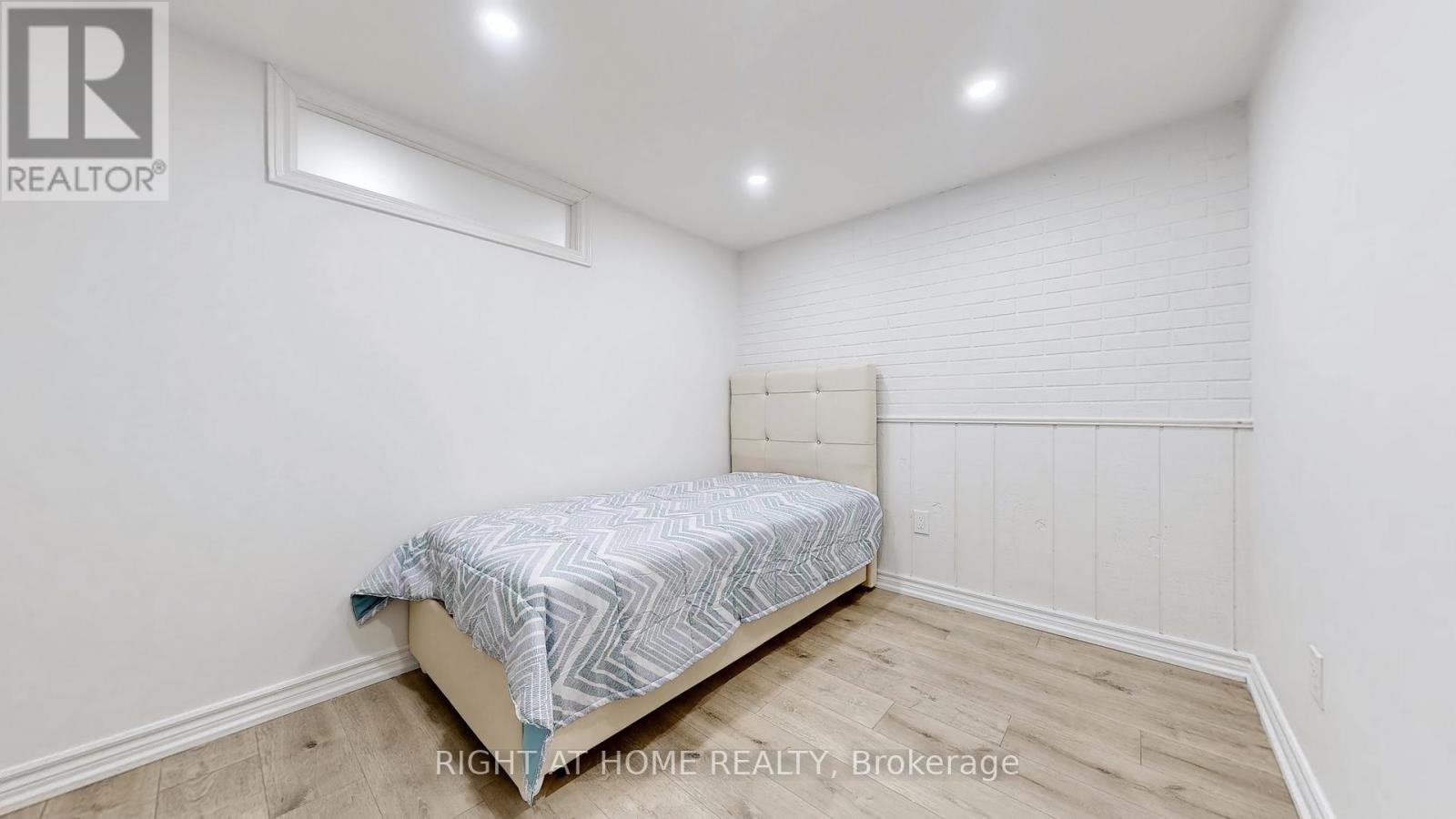 












12A KENMORE AVENUE

,
Toronto (Clairlea-Birchmount),




Ontario
M1K1B4

