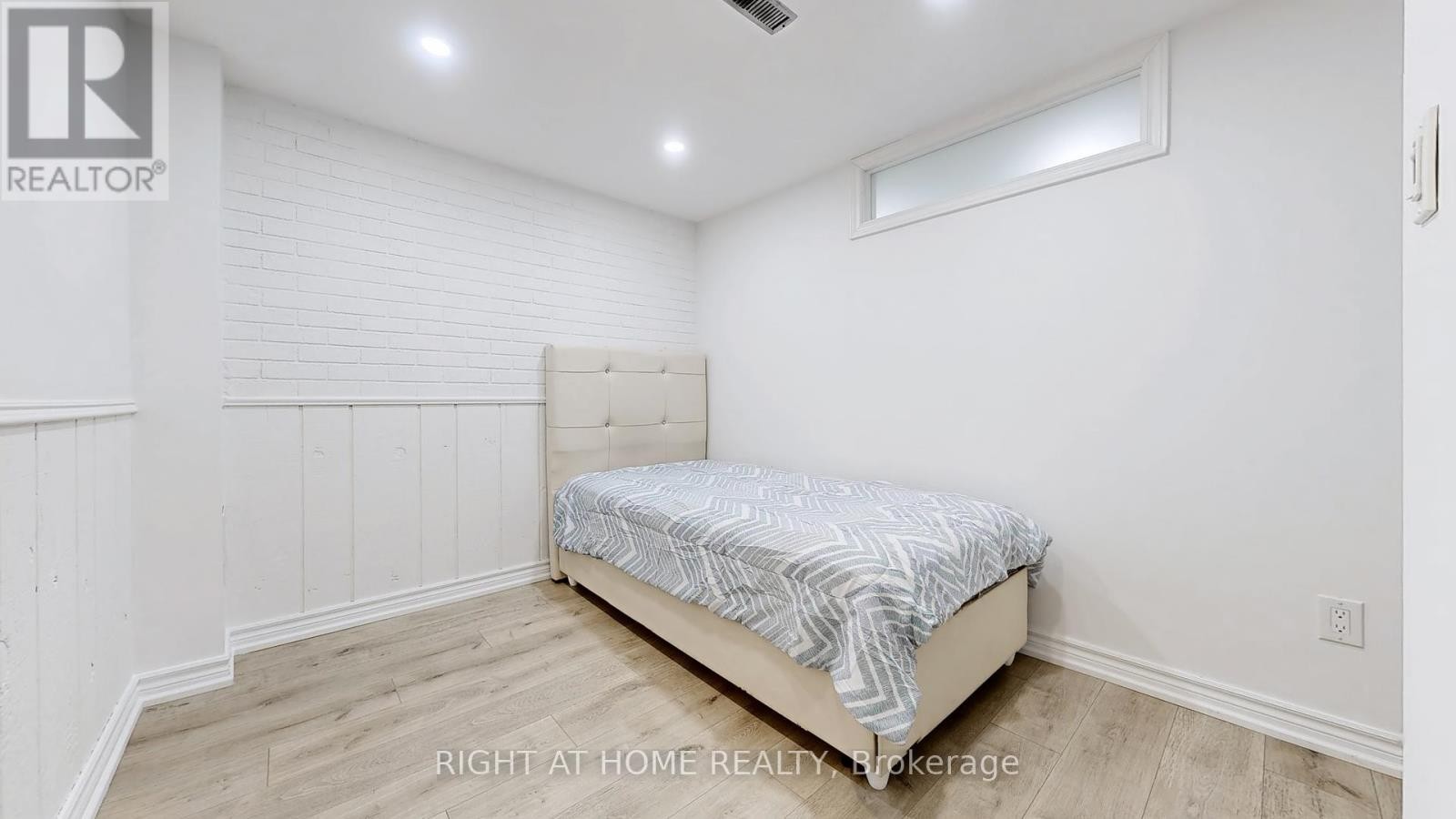 












12A KENMORE AVENUE

,
Toronto (Clairlea-Birchmount),




Ontario
M1K1B4

