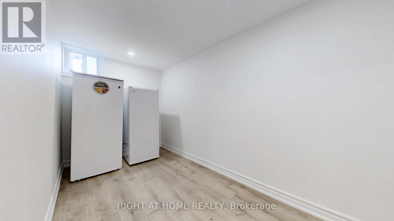 












12A KENMORE AVENUE

,
Toronto (Clairlea-Birchmount),




Ontario
M1K1B4

