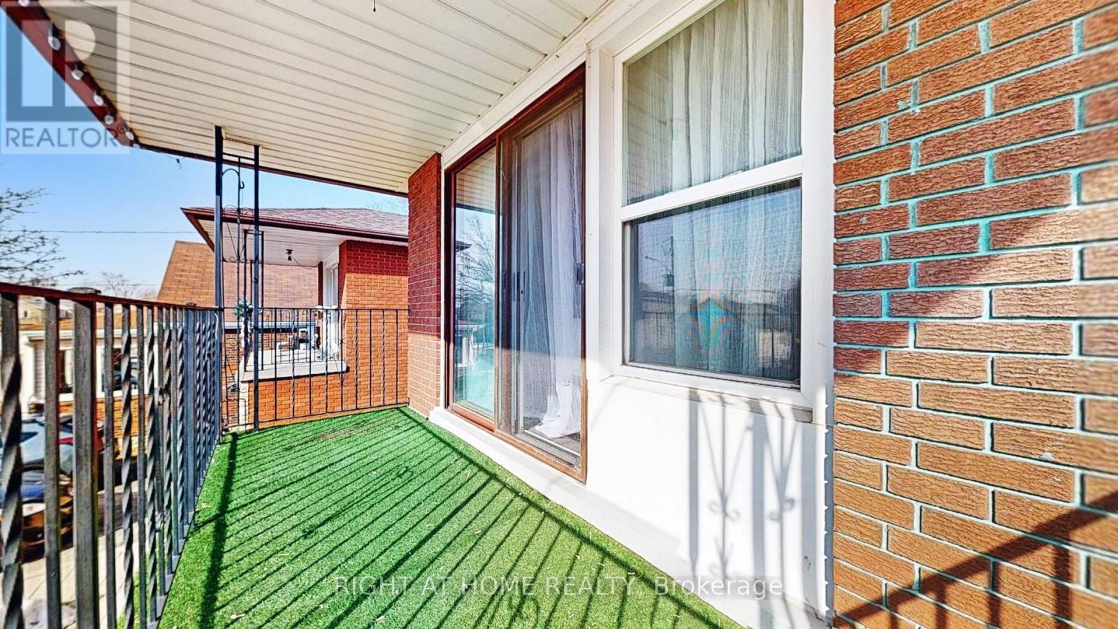 












12A KENMORE AVENUE

,
Toronto (Clairlea-Birchmount),




Ontario
M1K1B4

