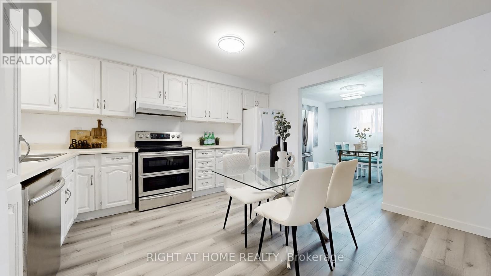 












12A KENMORE AVENUE

,
Toronto (Clairlea-Birchmount),




Ontario
M1K1B4

