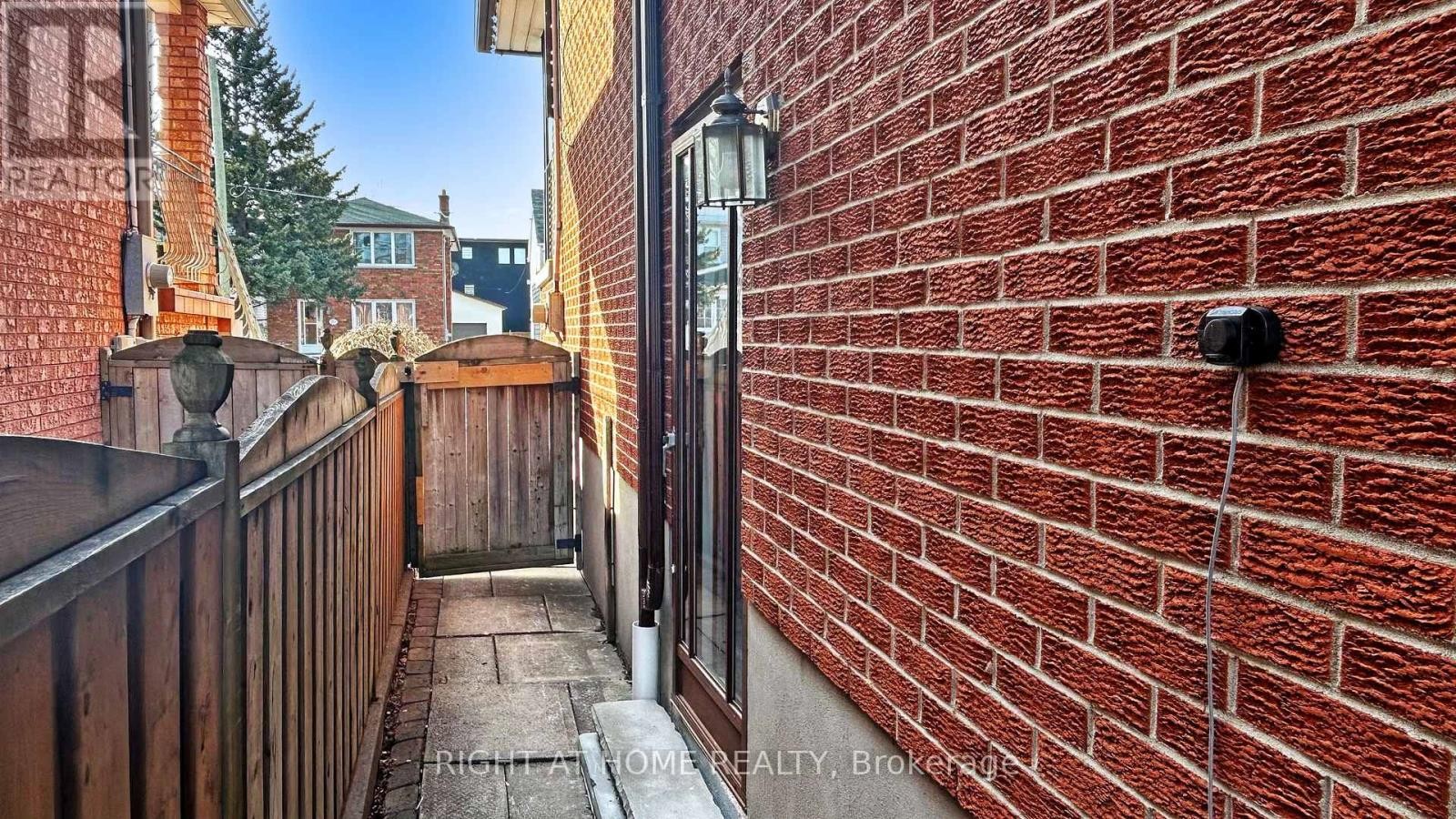 












12A KENMORE AVENUE

,
Toronto (Clairlea-Birchmount),




Ontario
M1K1B4

