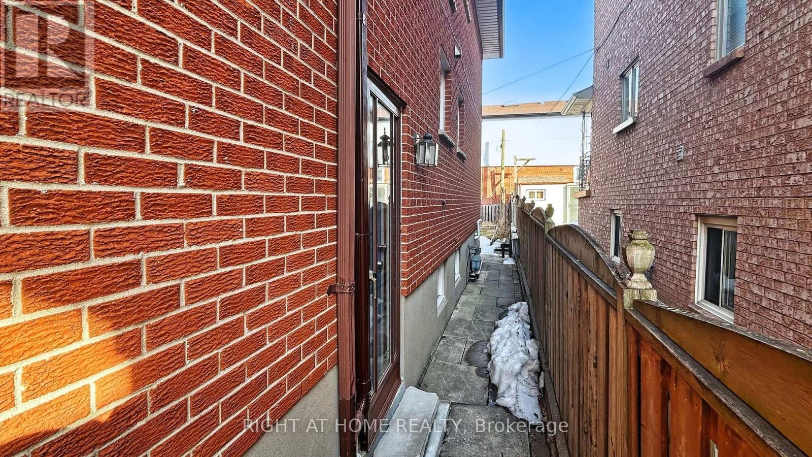 












12A KENMORE AVENUE

,
Toronto (Clairlea-Birchmount),




Ontario
M1K1B4

