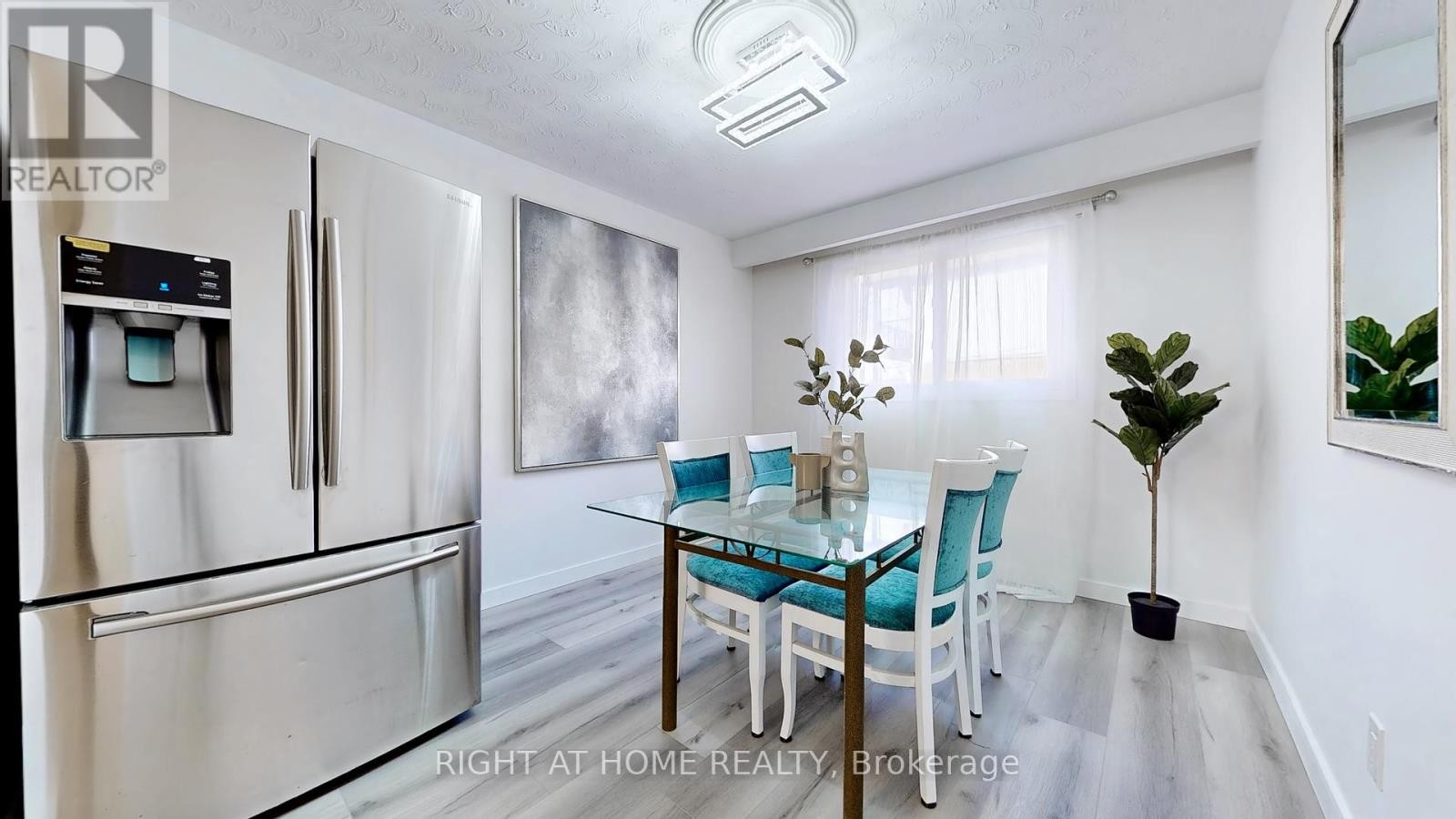 












12A KENMORE AVENUE

,
Toronto (Clairlea-Birchmount),




Ontario
M1K1B4

