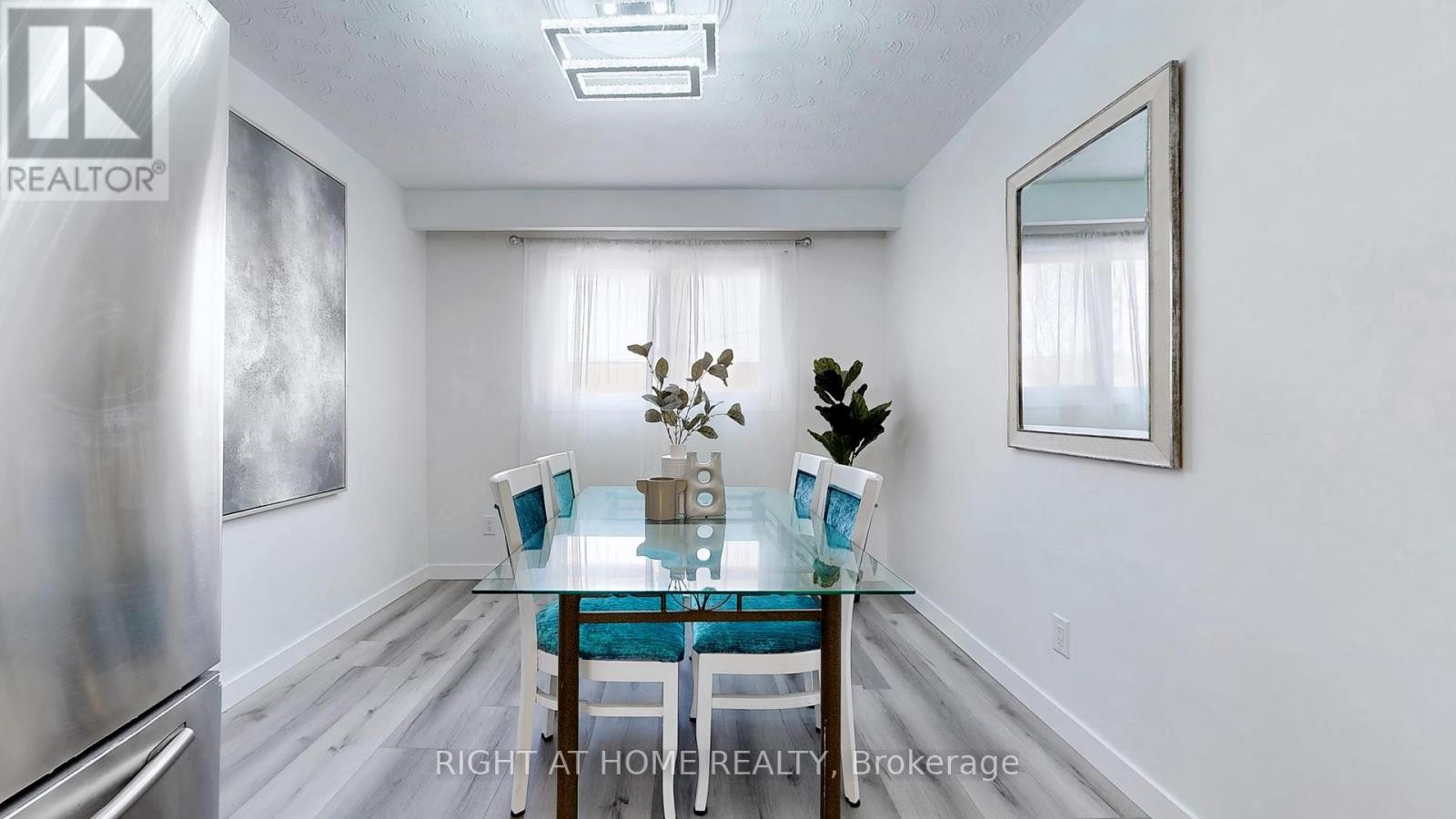 












12A KENMORE AVENUE

,
Toronto (Clairlea-Birchmount),




Ontario
M1K1B4

