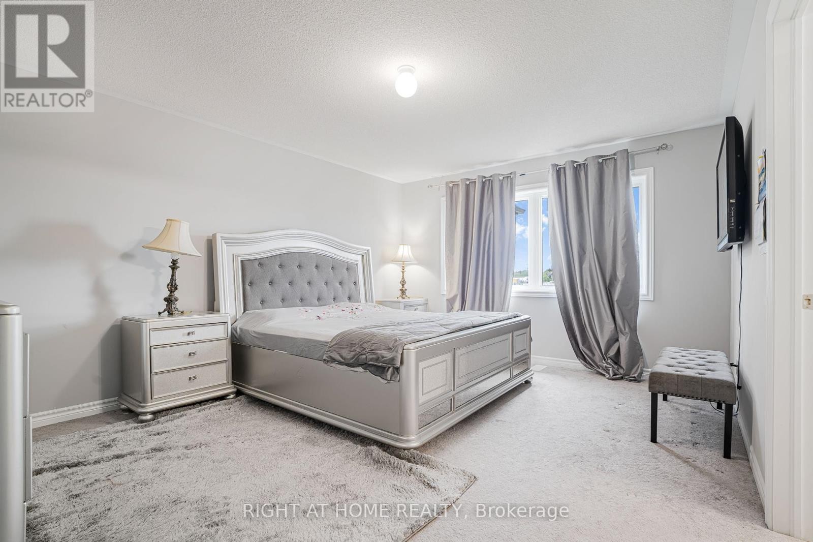 












192 CLOSSON DRIVE

,
Whitby,




Ontario
L1P0M6

