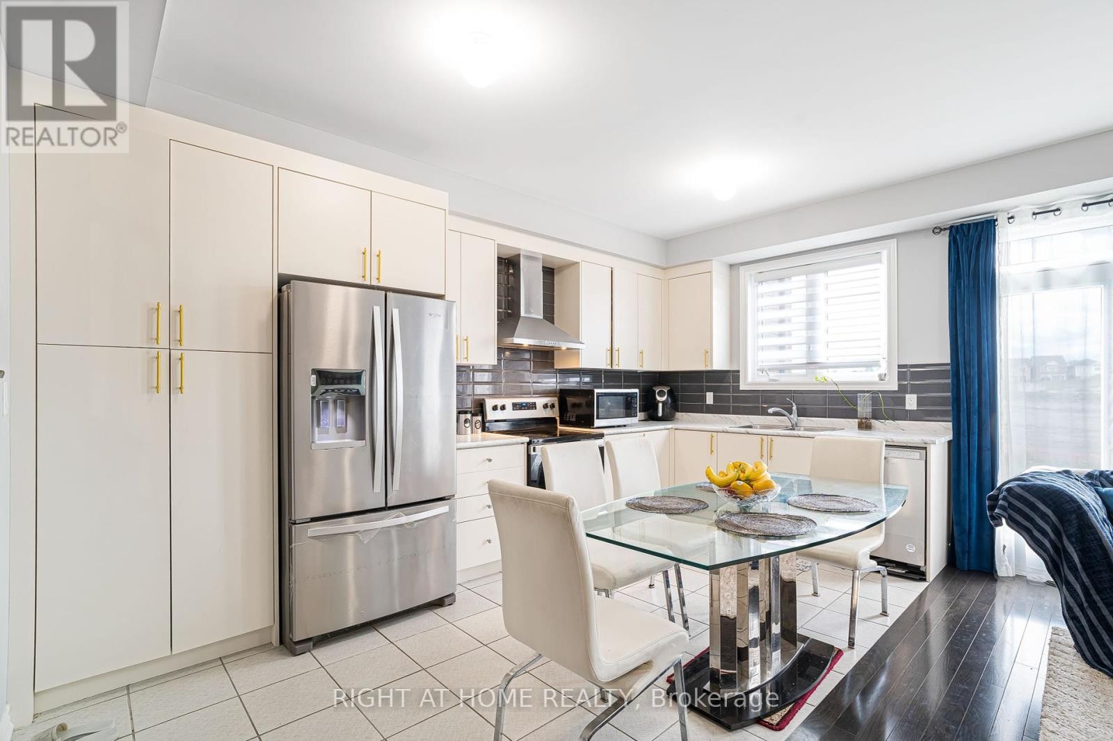 












192 CLOSSON DRIVE

,
Whitby,




Ontario
L1P0M6

