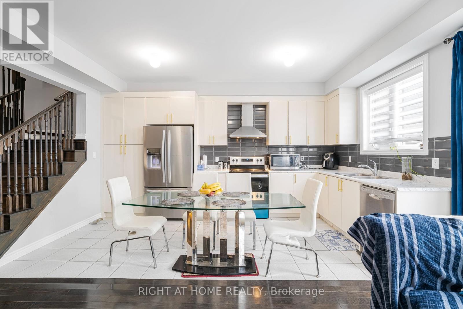 












192 CLOSSON DRIVE

,
Whitby,




Ontario
L1P0M6

