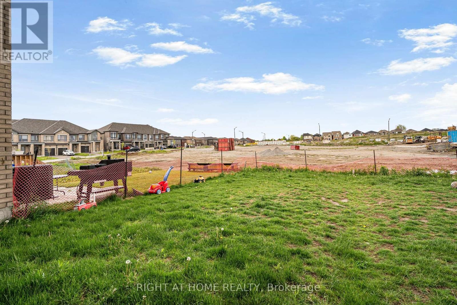 












192 CLOSSON DRIVE

,
Whitby,




Ontario
L1P0M6

