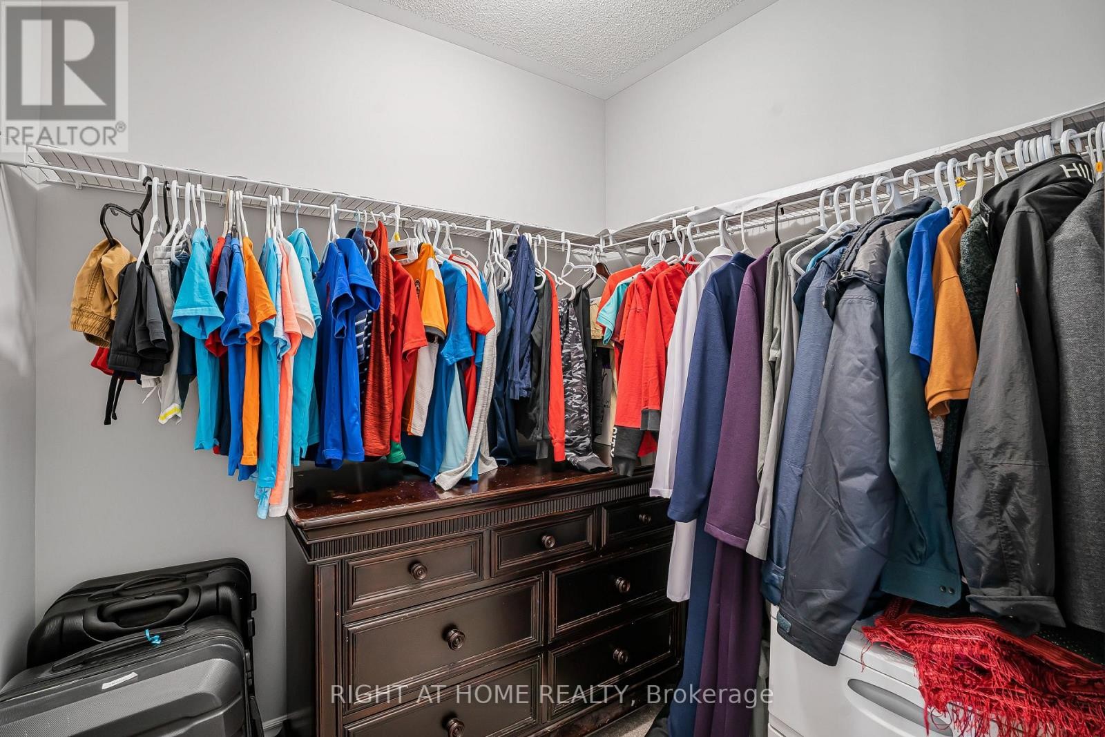 












192 CLOSSON DRIVE

,
Whitby,




Ontario
L1P0M6

