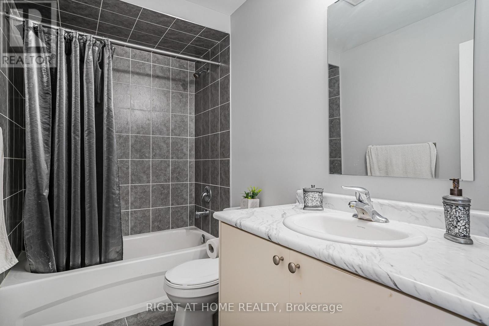 












192 CLOSSON DRIVE

,
Whitby,




Ontario
L1P0M6

