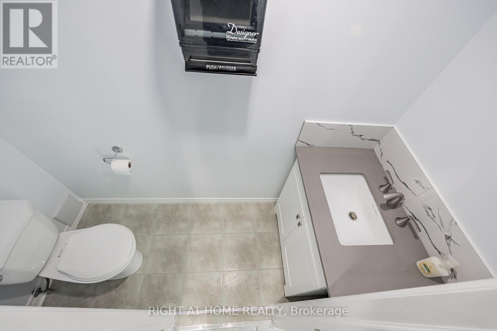 












2ND FLOOR - 600 GERRARD STREET E

,
Toronto (North Riverdale),




Ontario
M4M1Y3

