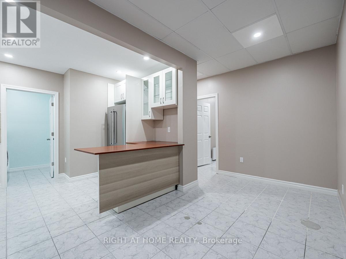 












2ND FLOOR - 600 GERRARD STREET E

,
Toronto (North Riverdale),




Ontario
M4M1Y3

