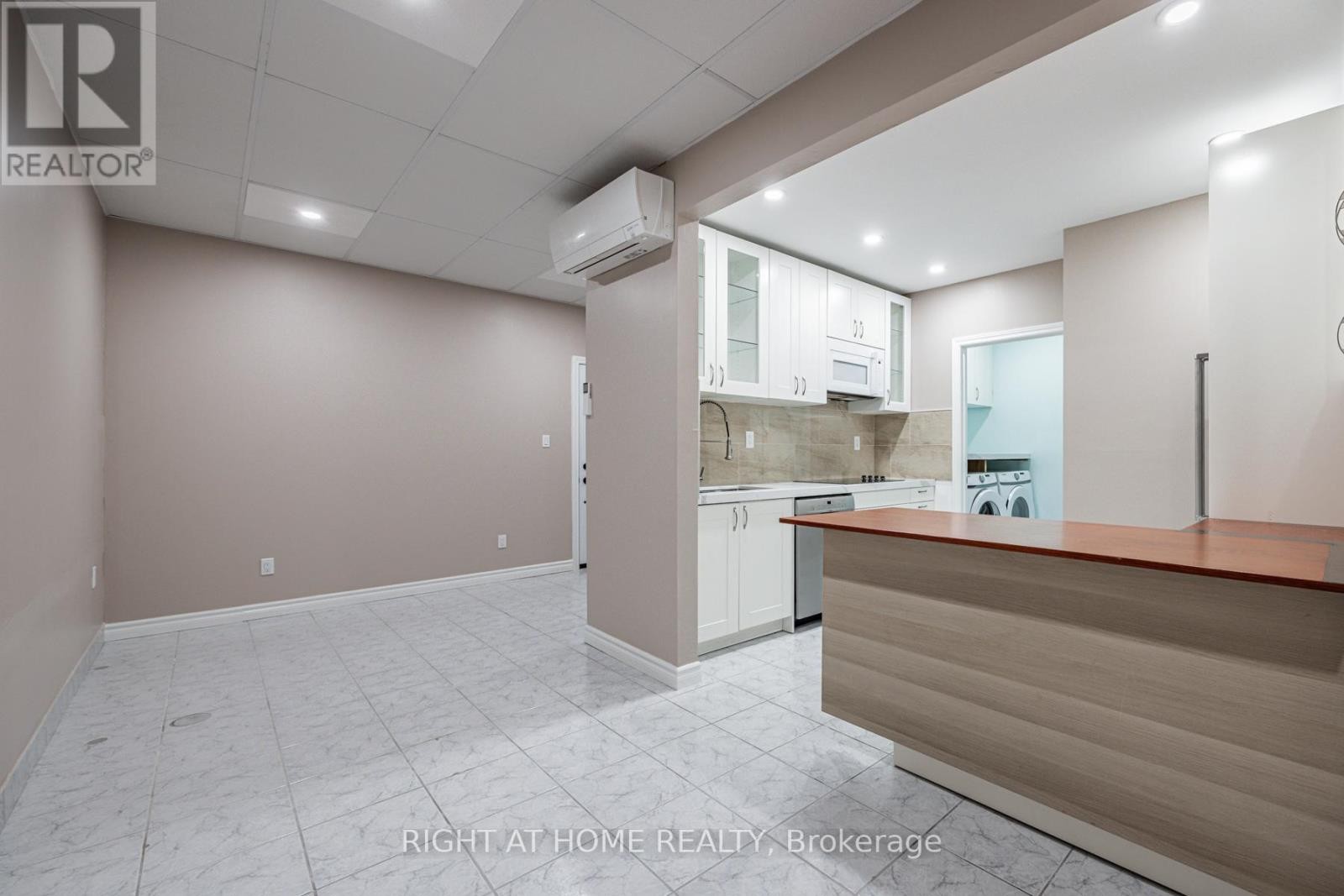 












2ND FLOOR - 600 GERRARD STREET E

,
Toronto (North Riverdale),




Ontario
M4M1Y3

