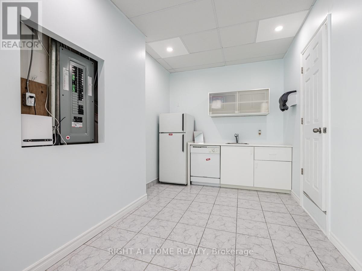 












2ND FLOOR - 600 GERRARD STREET E

,
Toronto (North Riverdale),




Ontario
M4M1Y3

