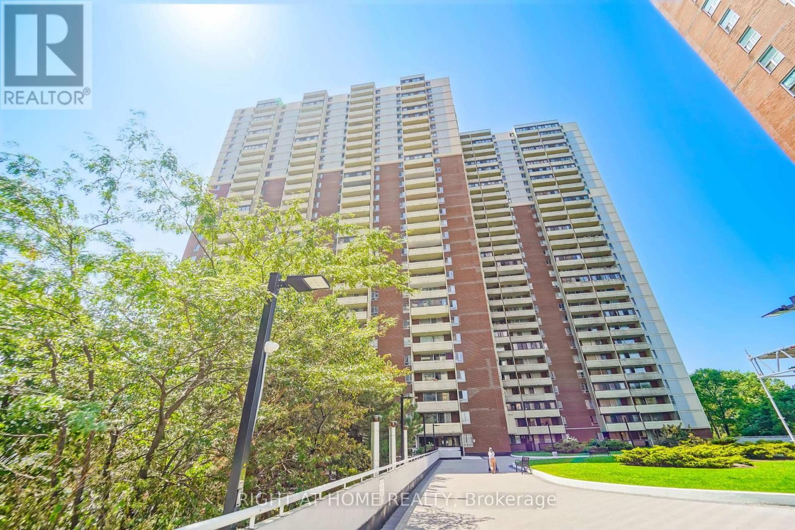 












1611 - 1 MASSEY SQUARE

,
Toronto (Crescent Town),




Ontario
M4C5L4

