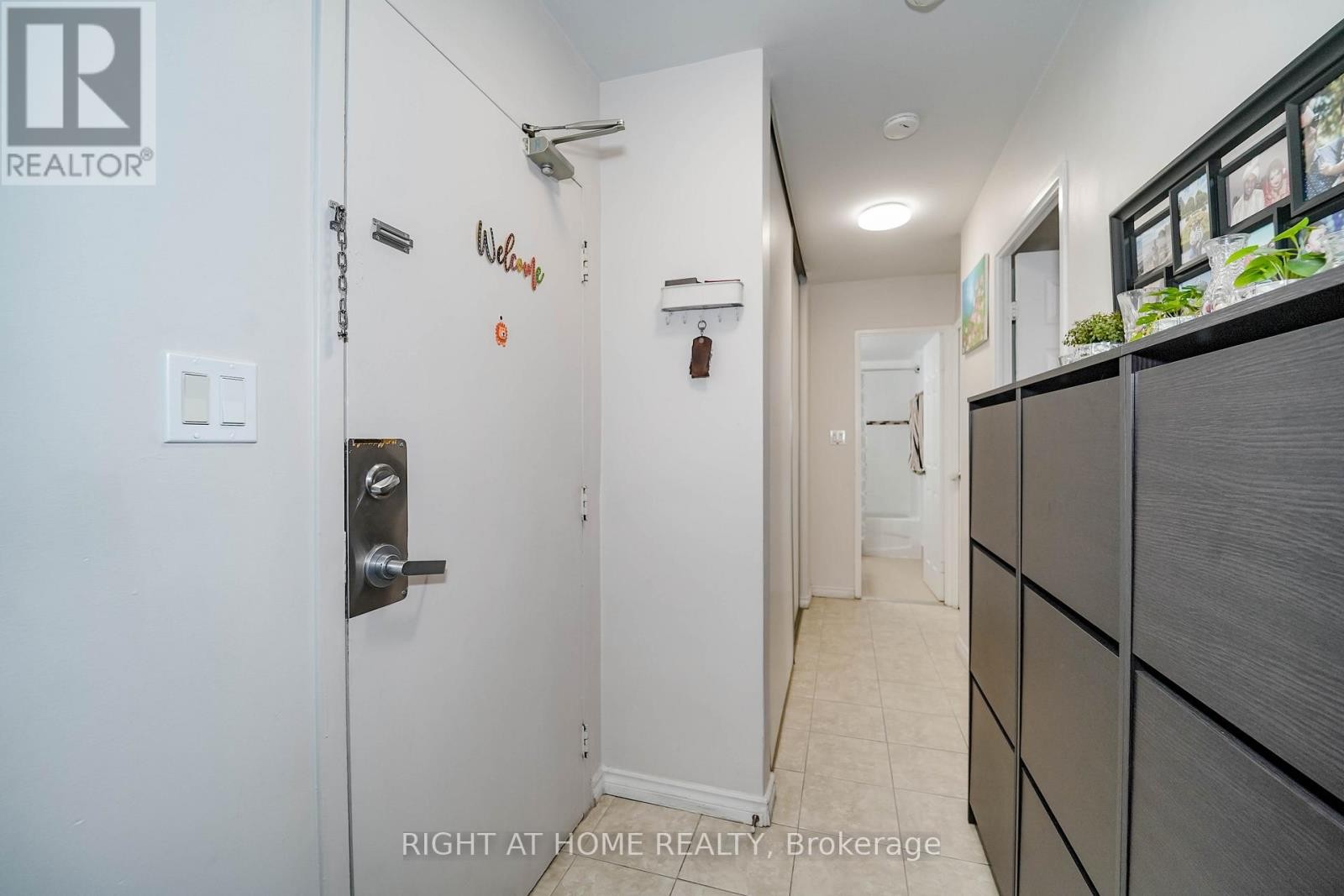 












1611 - 1 MASSEY SQUARE

,
Toronto (Crescent Town),




Ontario
M4C5L4


