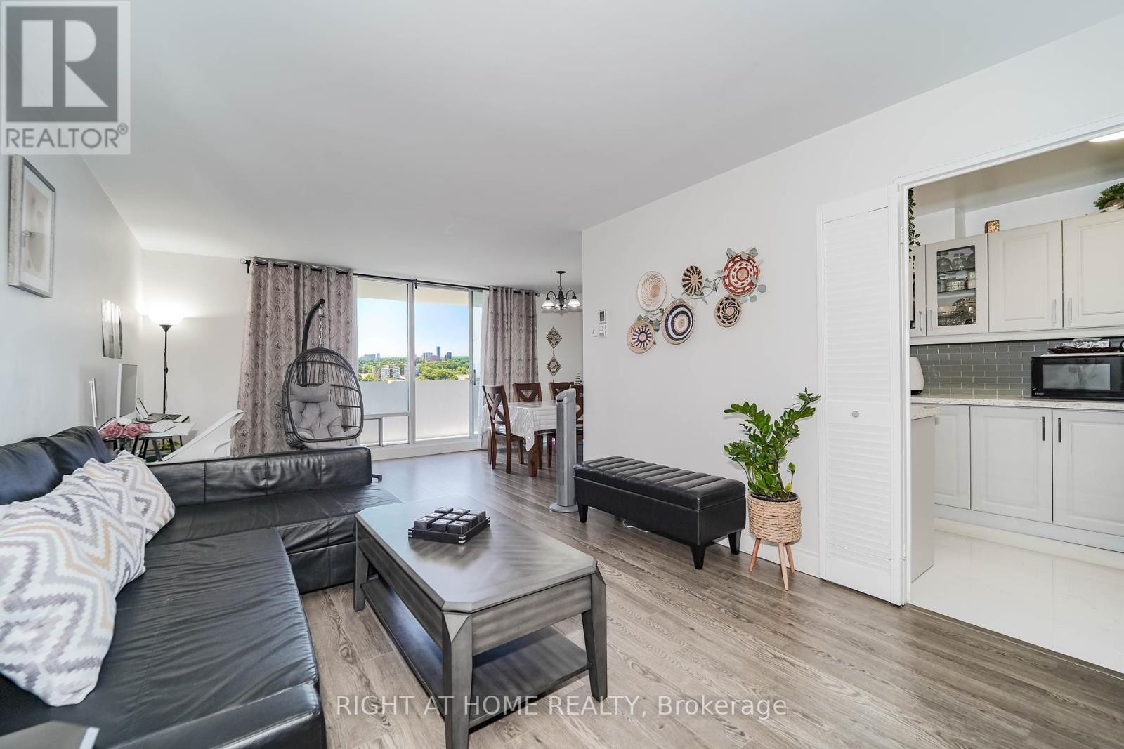 












1611 - 1 MASSEY SQUARE

,
Toronto (Crescent Town),




Ontario
M4C5L4

