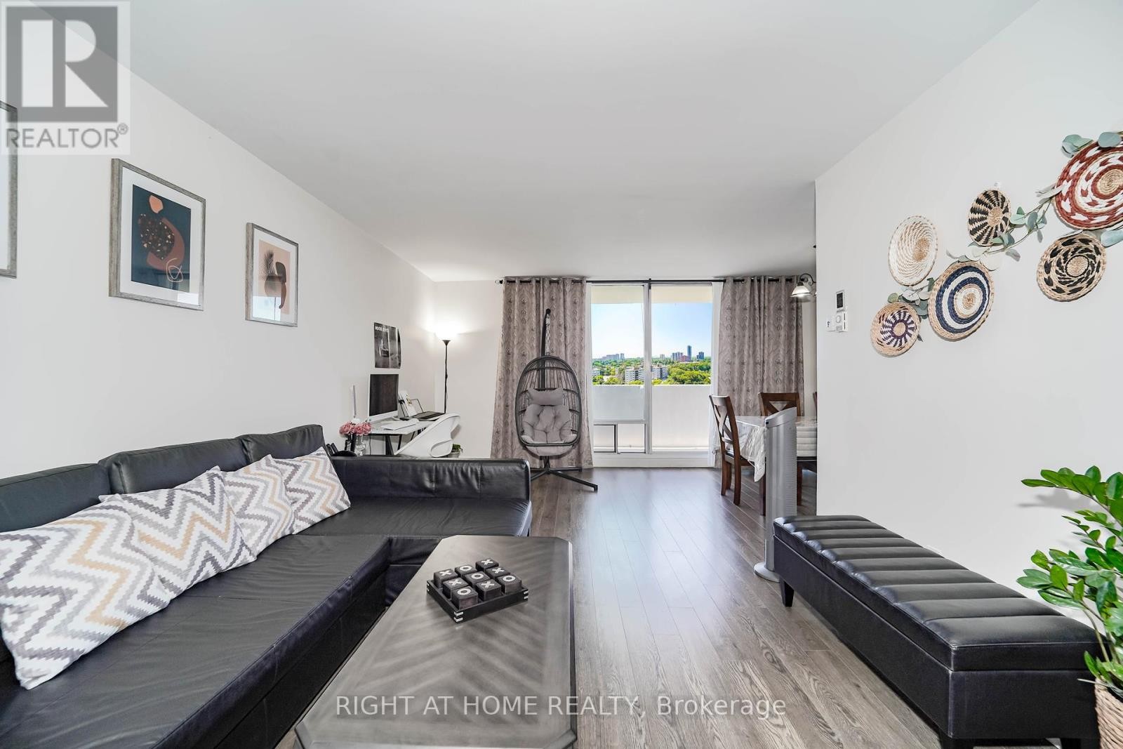 












1611 - 1 MASSEY SQUARE

,
Toronto (Crescent Town),




Ontario
M4C5L4

