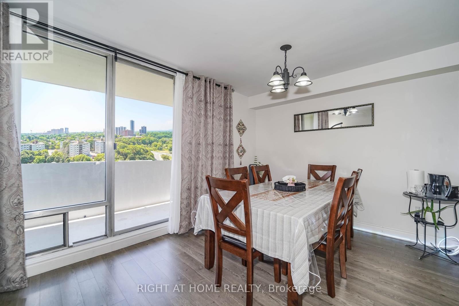 












1611 - 1 MASSEY SQUARE

,
Toronto (Crescent Town),




Ontario
M4C5L4

