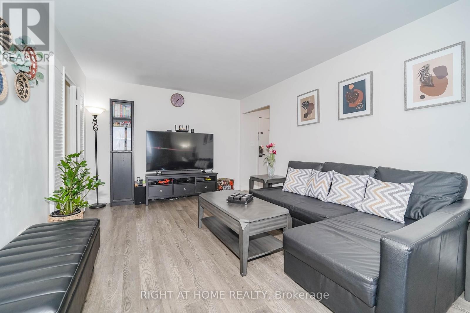 












1611 - 1 MASSEY SQUARE

,
Toronto (Crescent Town),




Ontario
M4C5L4

