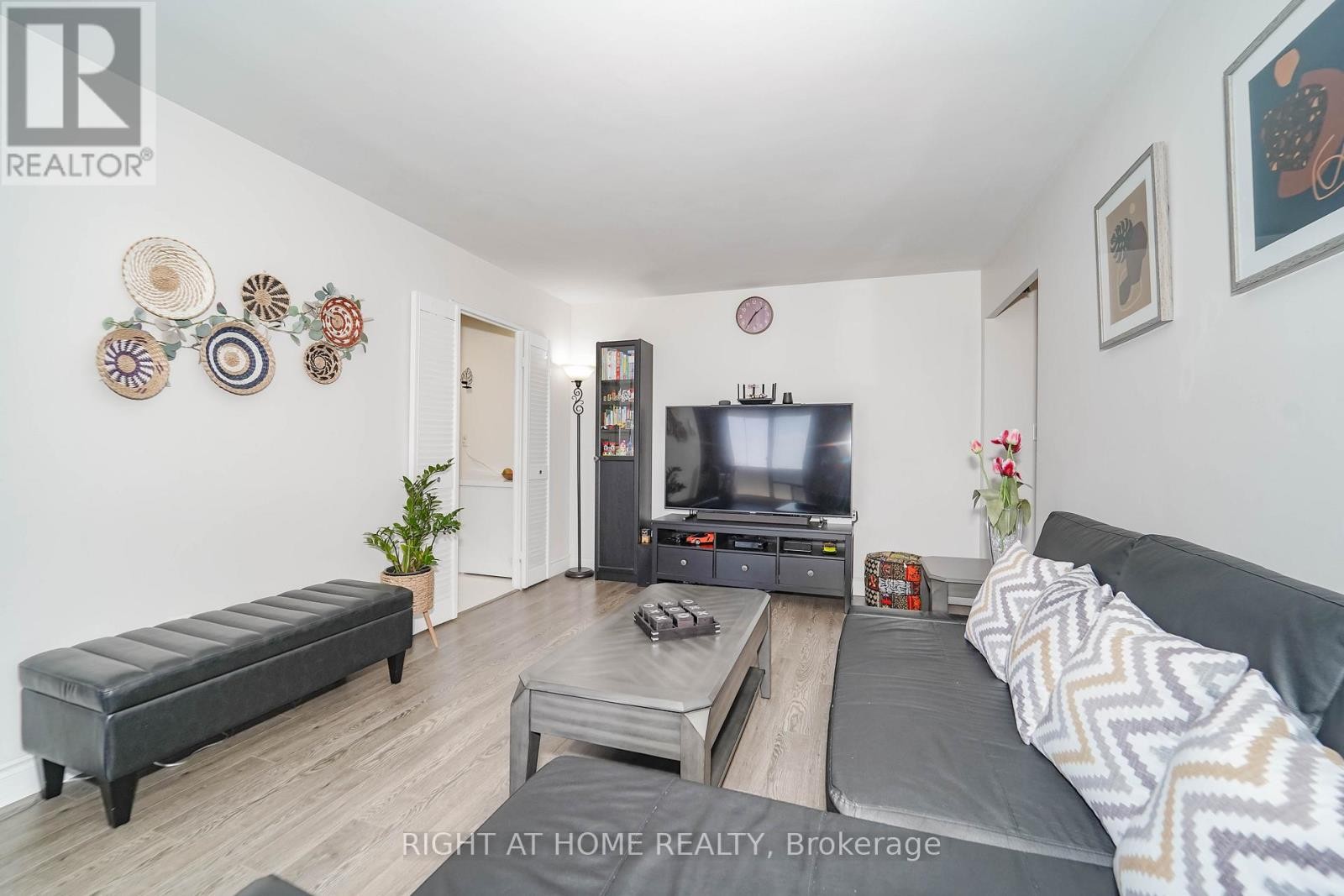 












1611 - 1 MASSEY SQUARE

,
Toronto (Crescent Town),




Ontario
M4C5L4

