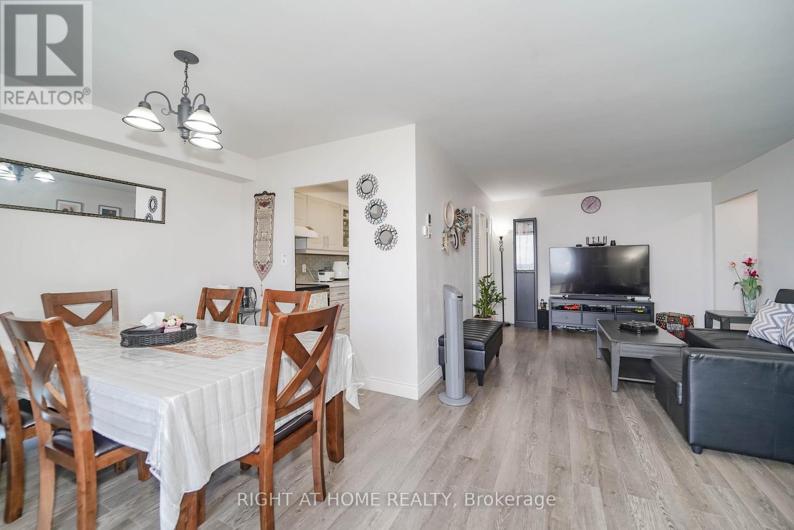 












1611 - 1 MASSEY SQUARE

,
Toronto (Crescent Town),




Ontario
M4C5L4

