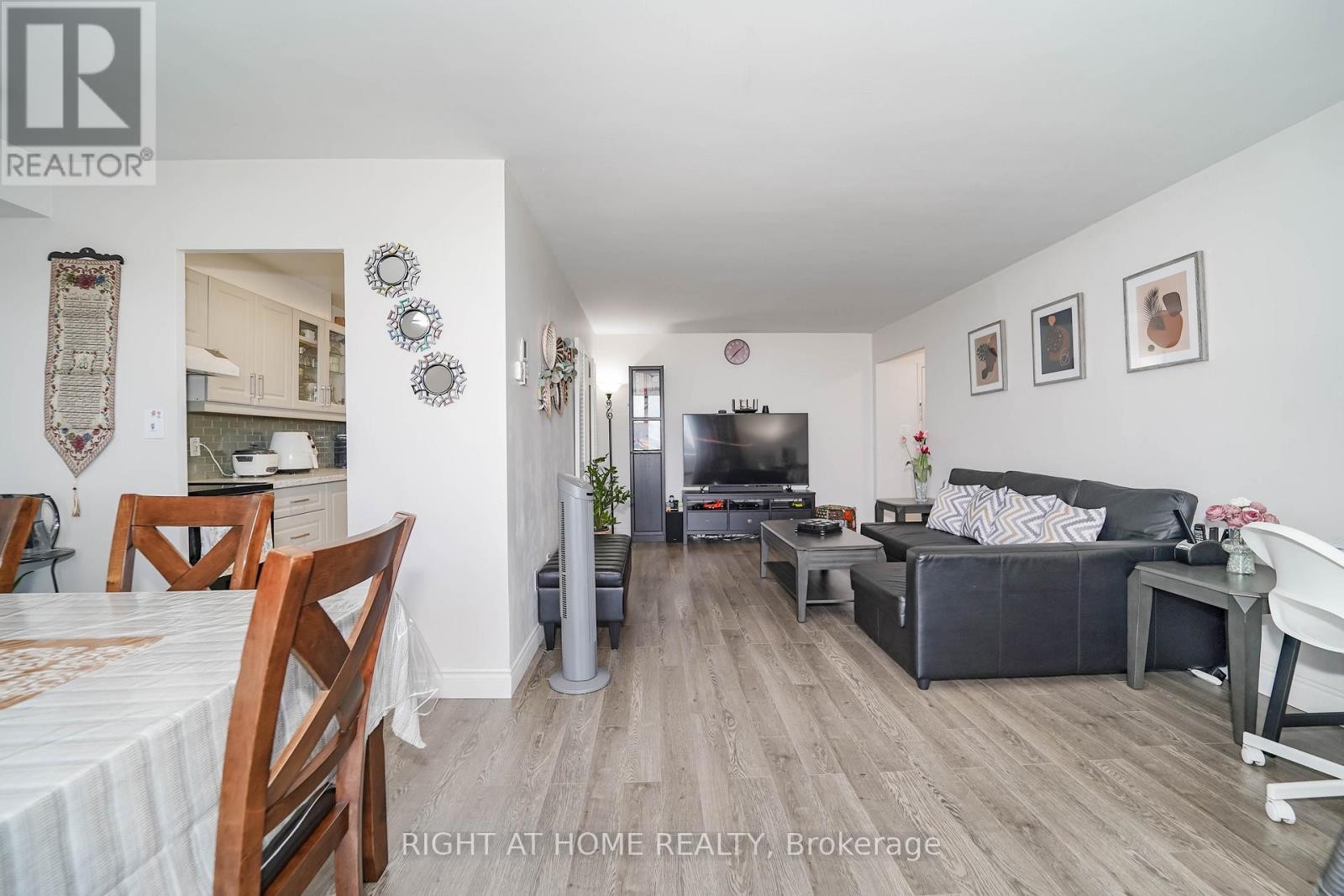 












1611 - 1 MASSEY SQUARE

,
Toronto (Crescent Town),




Ontario
M4C5L4


