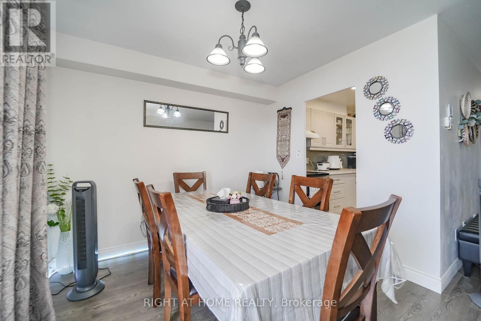 












1611 - 1 MASSEY SQUARE

,
Toronto (Crescent Town),




Ontario
M4C5L4


