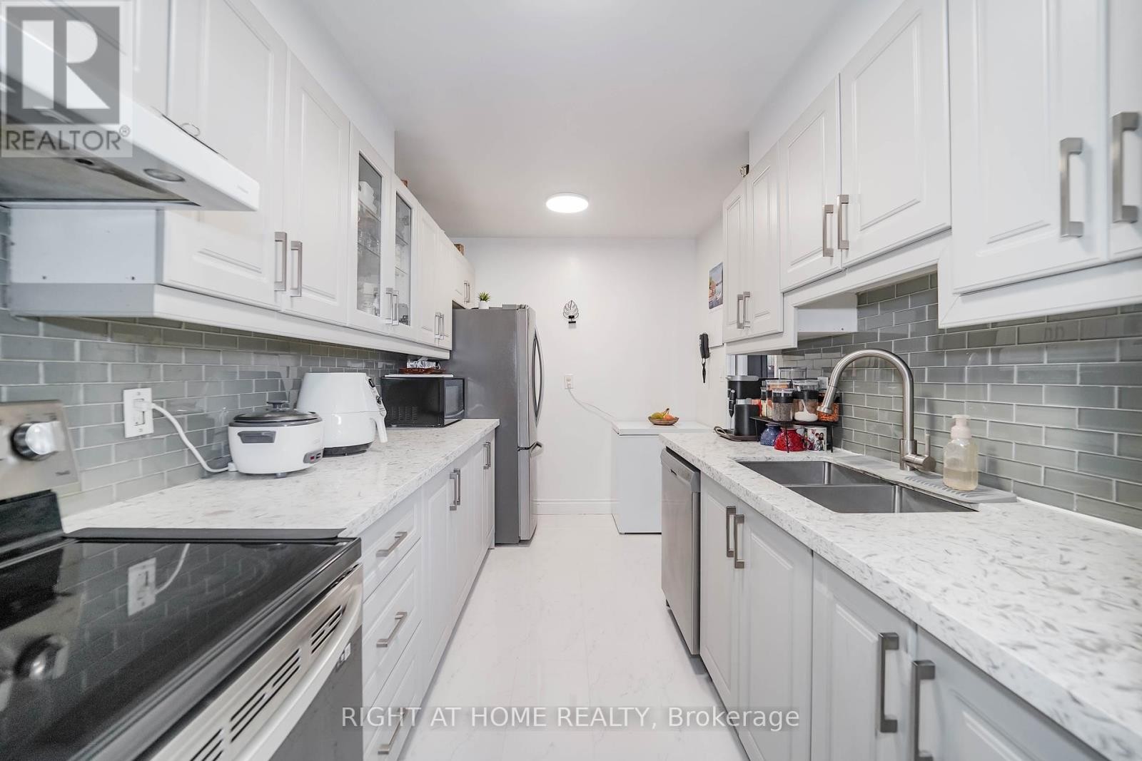 












1611 - 1 MASSEY SQUARE

,
Toronto (Crescent Town),




Ontario
M4C5L4

