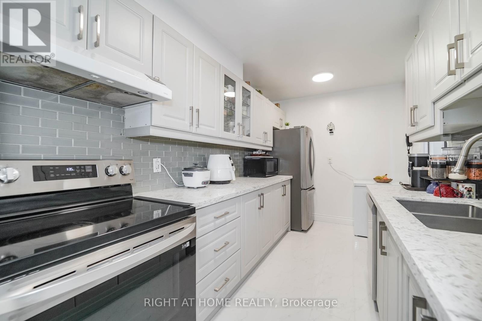 












1611 - 1 MASSEY SQUARE

,
Toronto (Crescent Town),




Ontario
M4C5L4

