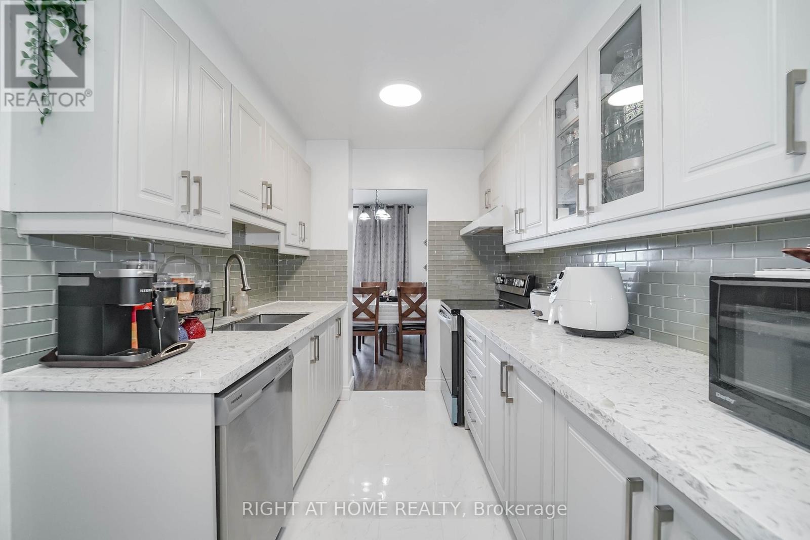 












1611 - 1 MASSEY SQUARE

,
Toronto (Crescent Town),




Ontario
M4C5L4

