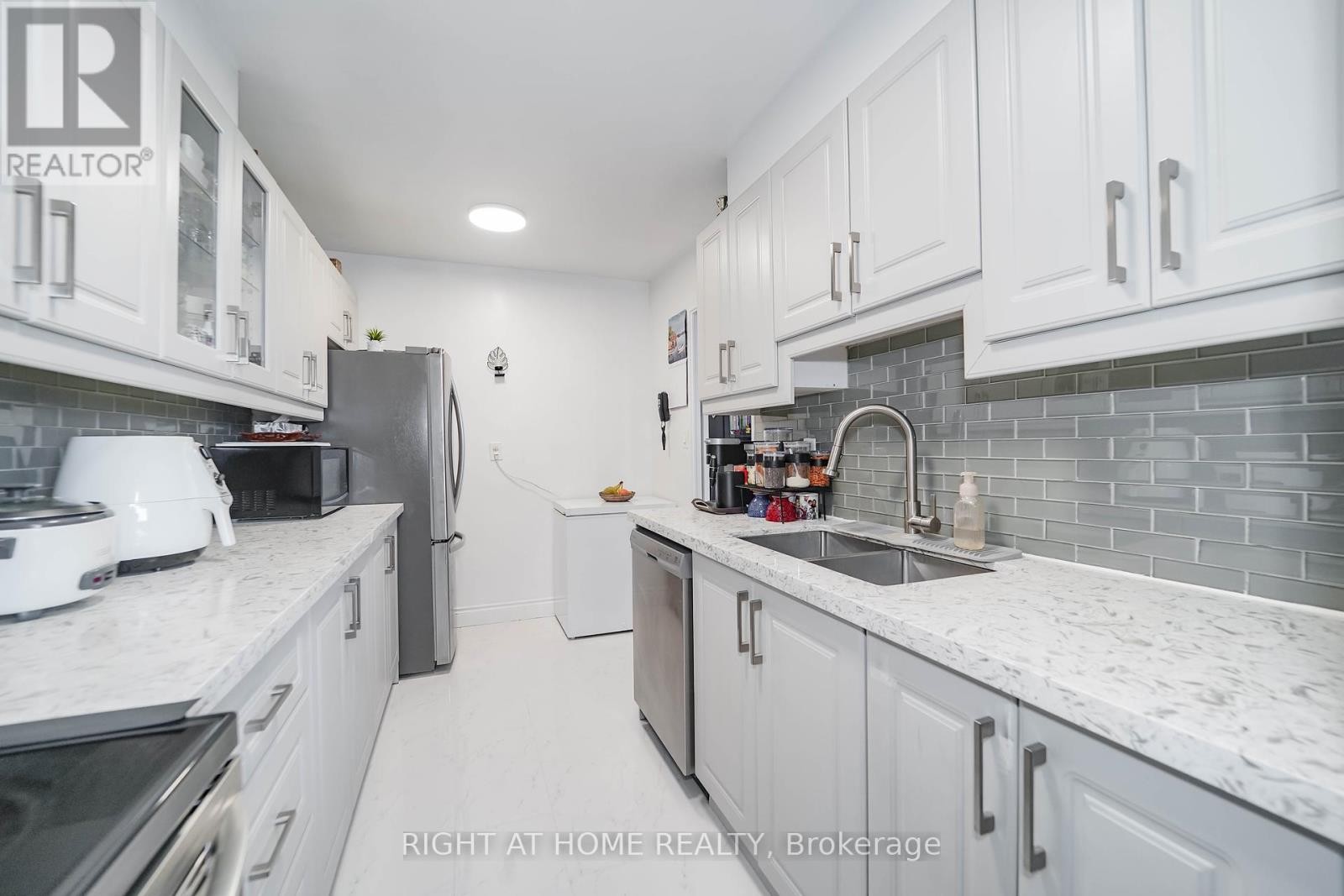 












1611 - 1 MASSEY SQUARE

,
Toronto (Crescent Town),




Ontario
M4C5L4


