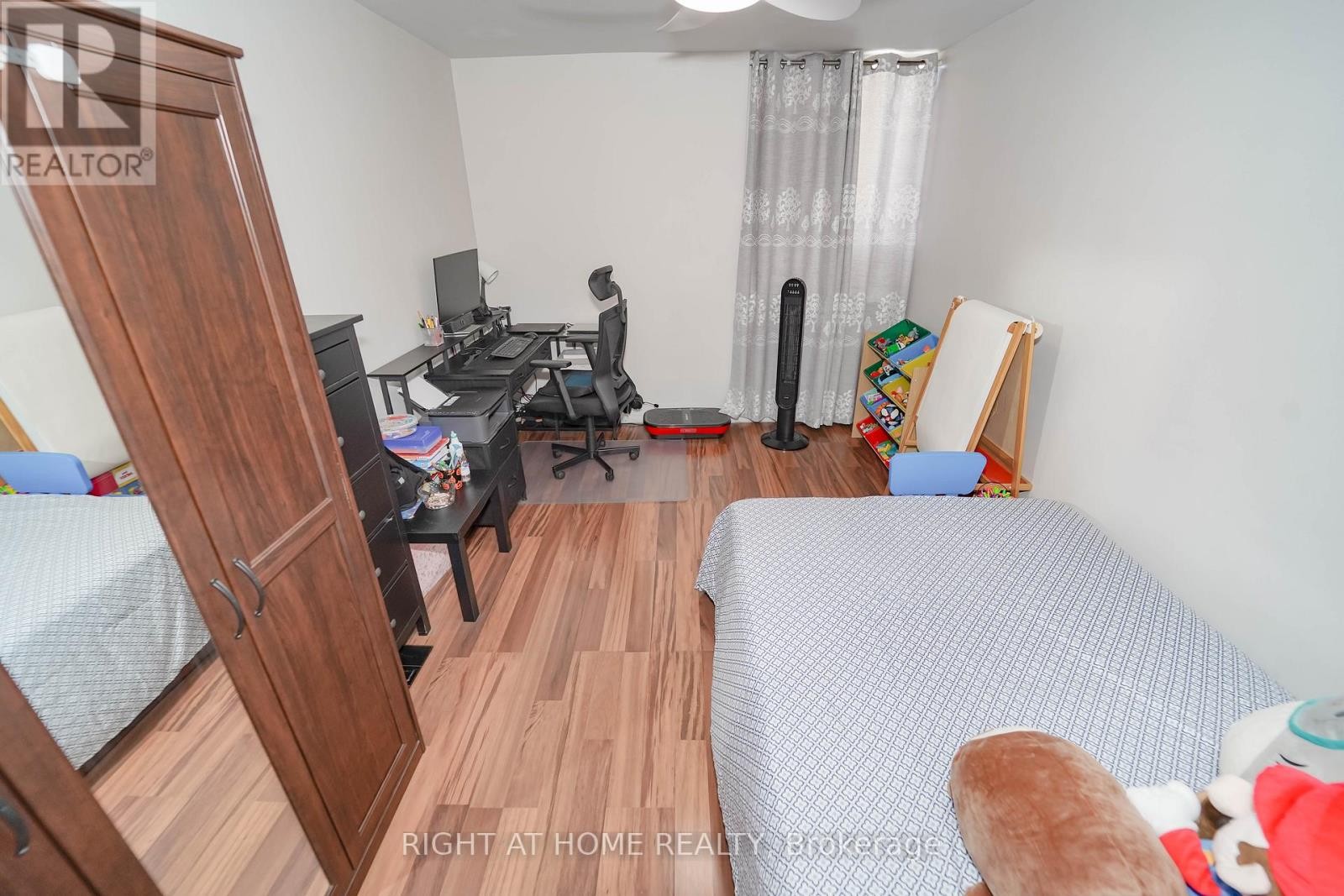 












1611 - 1 MASSEY SQUARE

,
Toronto (Crescent Town),




Ontario
M4C5L4


