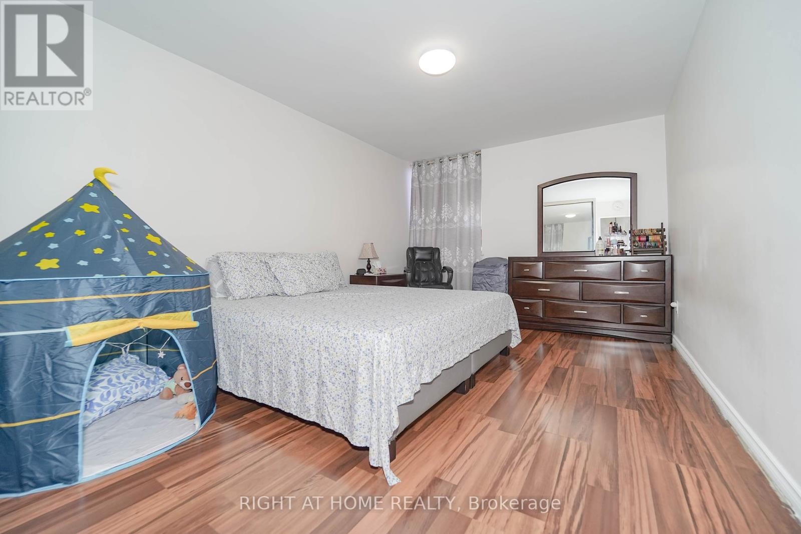 












1611 - 1 MASSEY SQUARE

,
Toronto (Crescent Town),




Ontario
M4C5L4


