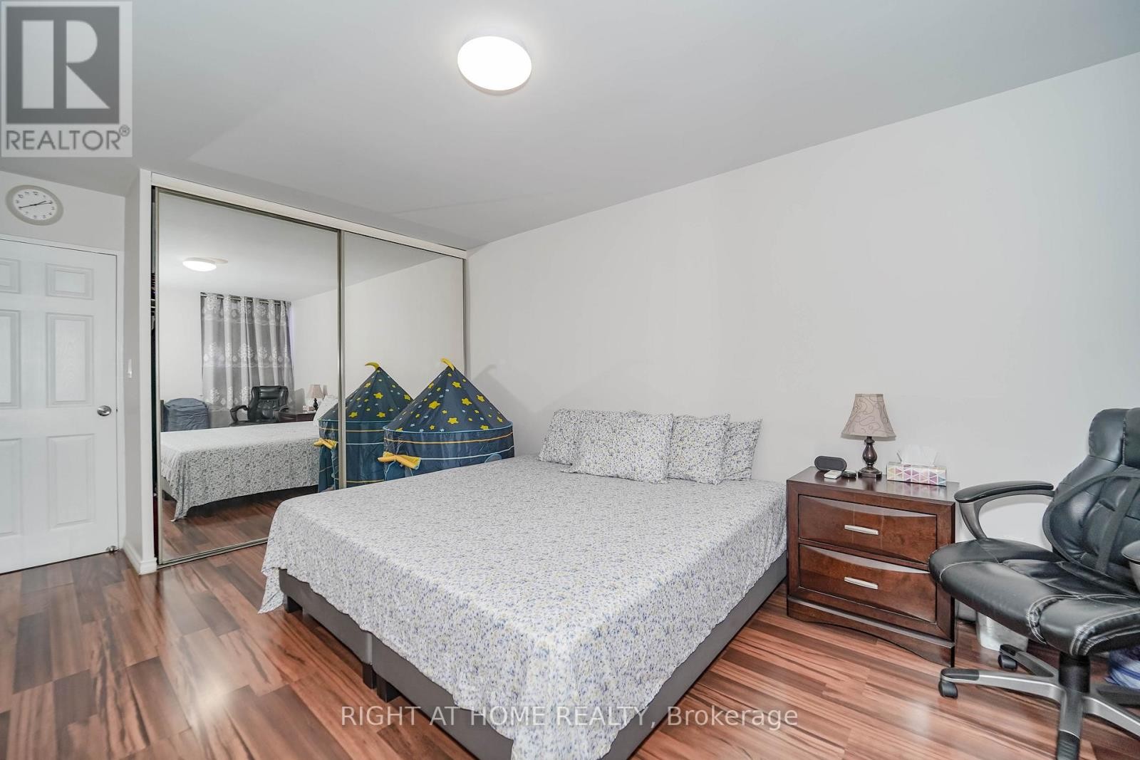 












1611 - 1 MASSEY SQUARE

,
Toronto (Crescent Town),




Ontario
M4C5L4

