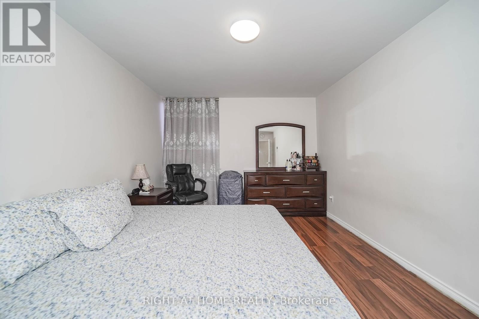 












1611 - 1 MASSEY SQUARE

,
Toronto (Crescent Town),




Ontario
M4C5L4

