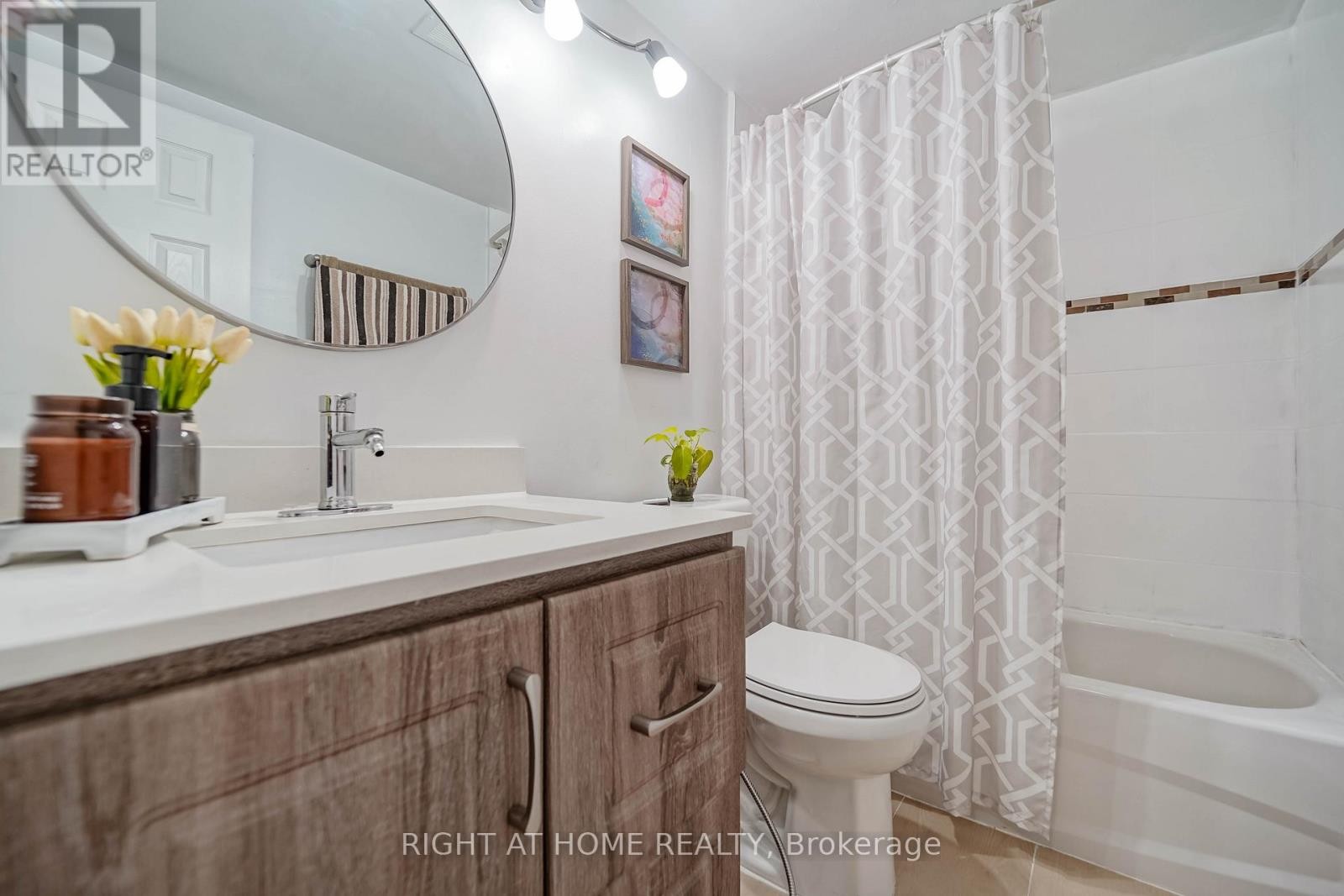 












1611 - 1 MASSEY SQUARE

,
Toronto (Crescent Town),




Ontario
M4C5L4

