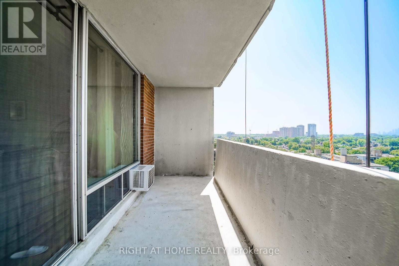 












1611 - 1 MASSEY SQUARE

,
Toronto (Crescent Town),




Ontario
M4C5L4

