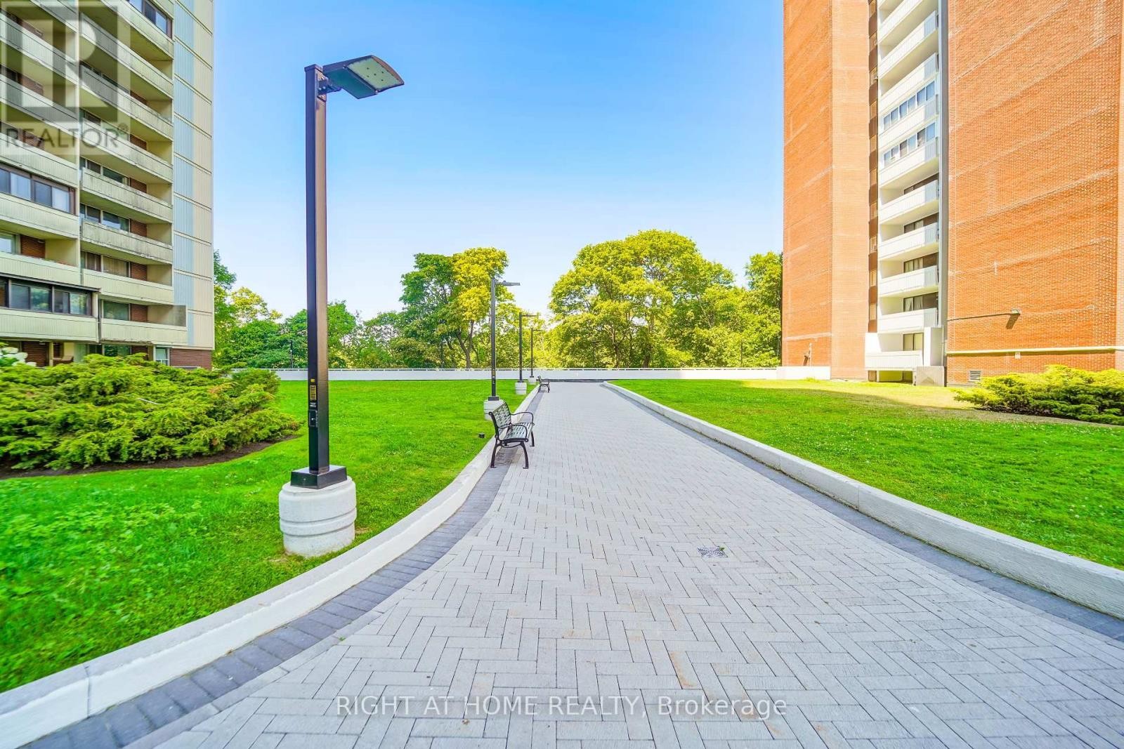 












1611 - 1 MASSEY SQUARE

,
Toronto (Crescent Town),




Ontario
M4C5L4

