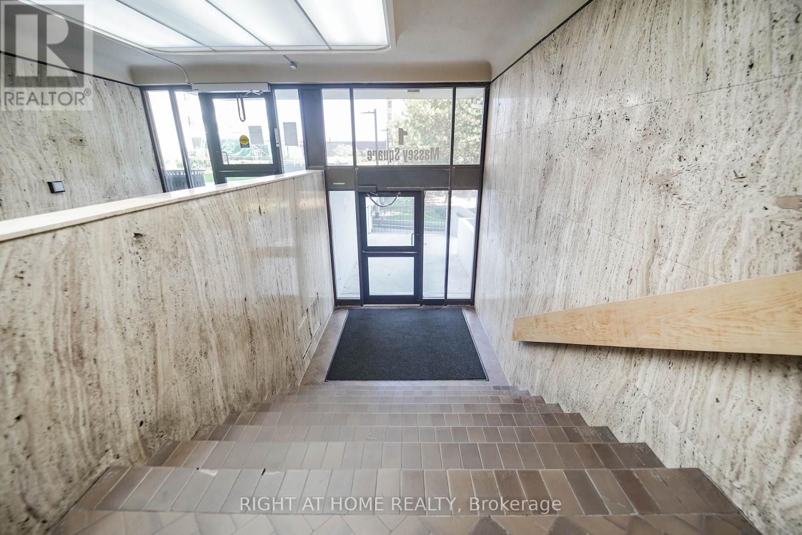 












1611 - 1 MASSEY SQUARE

,
Toronto (Crescent Town),




Ontario
M4C5L4


