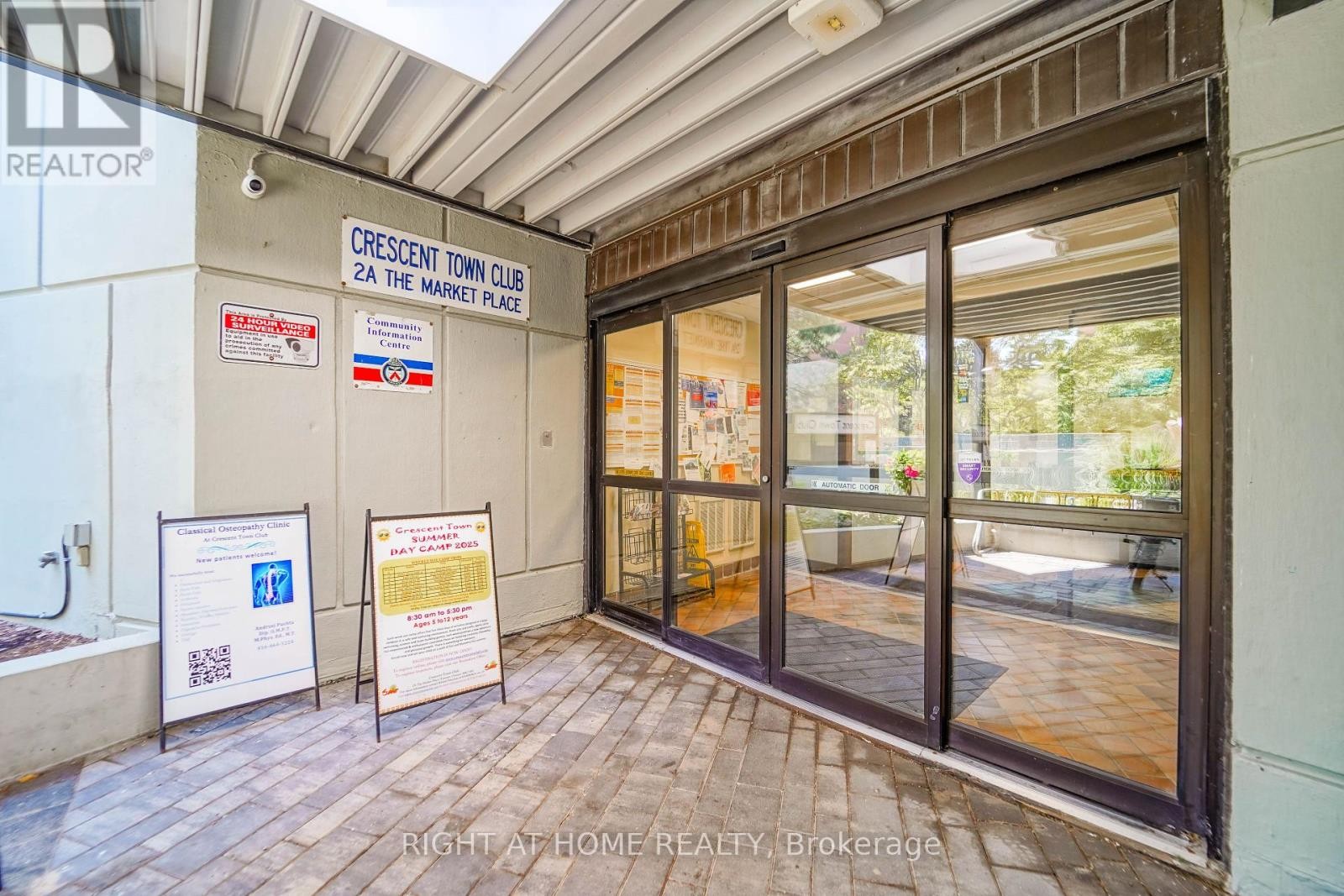 












1611 - 1 MASSEY SQUARE

,
Toronto (Crescent Town),




Ontario
M4C5L4

