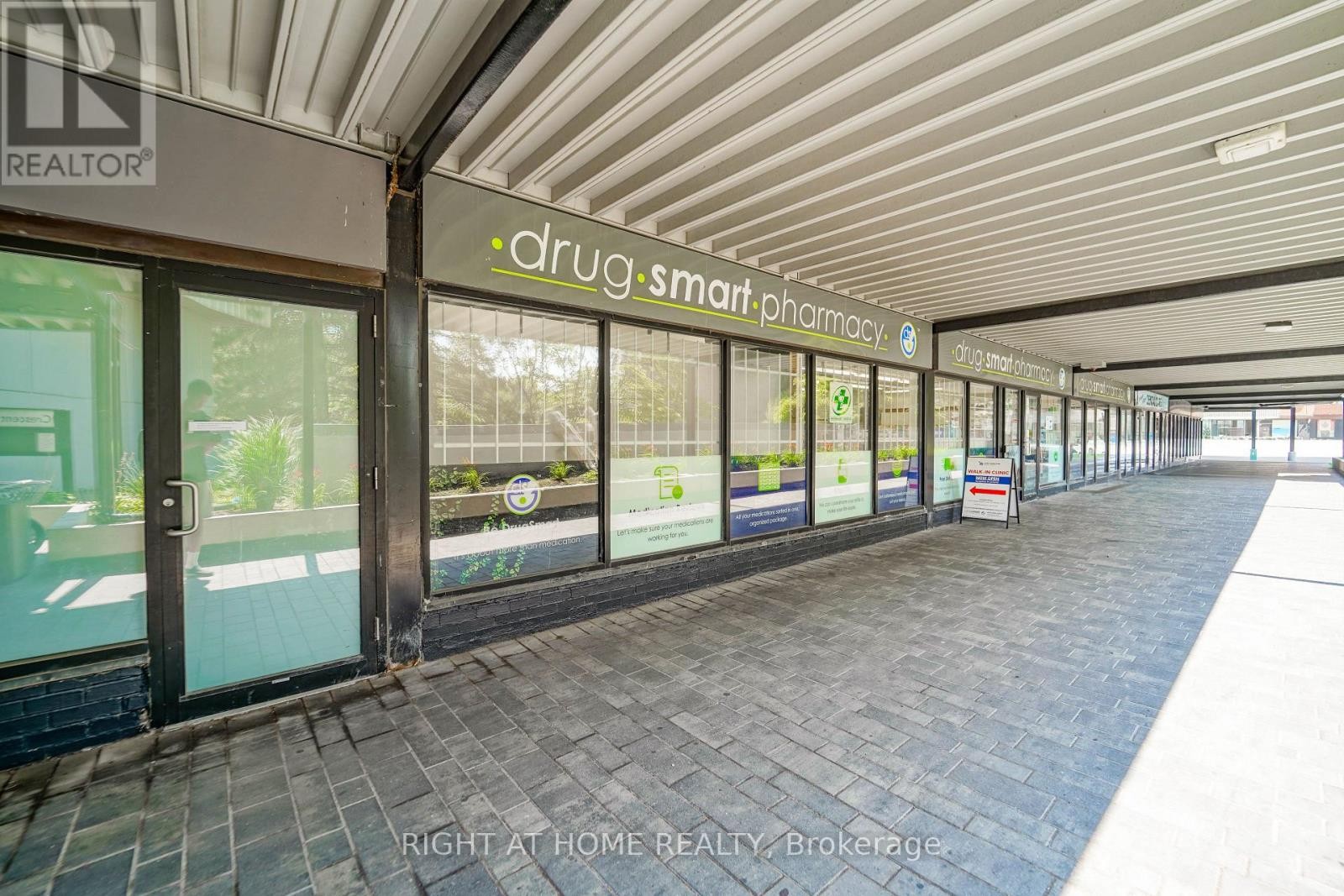 












1611 - 1 MASSEY SQUARE

,
Toronto (Crescent Town),




Ontario
M4C5L4

