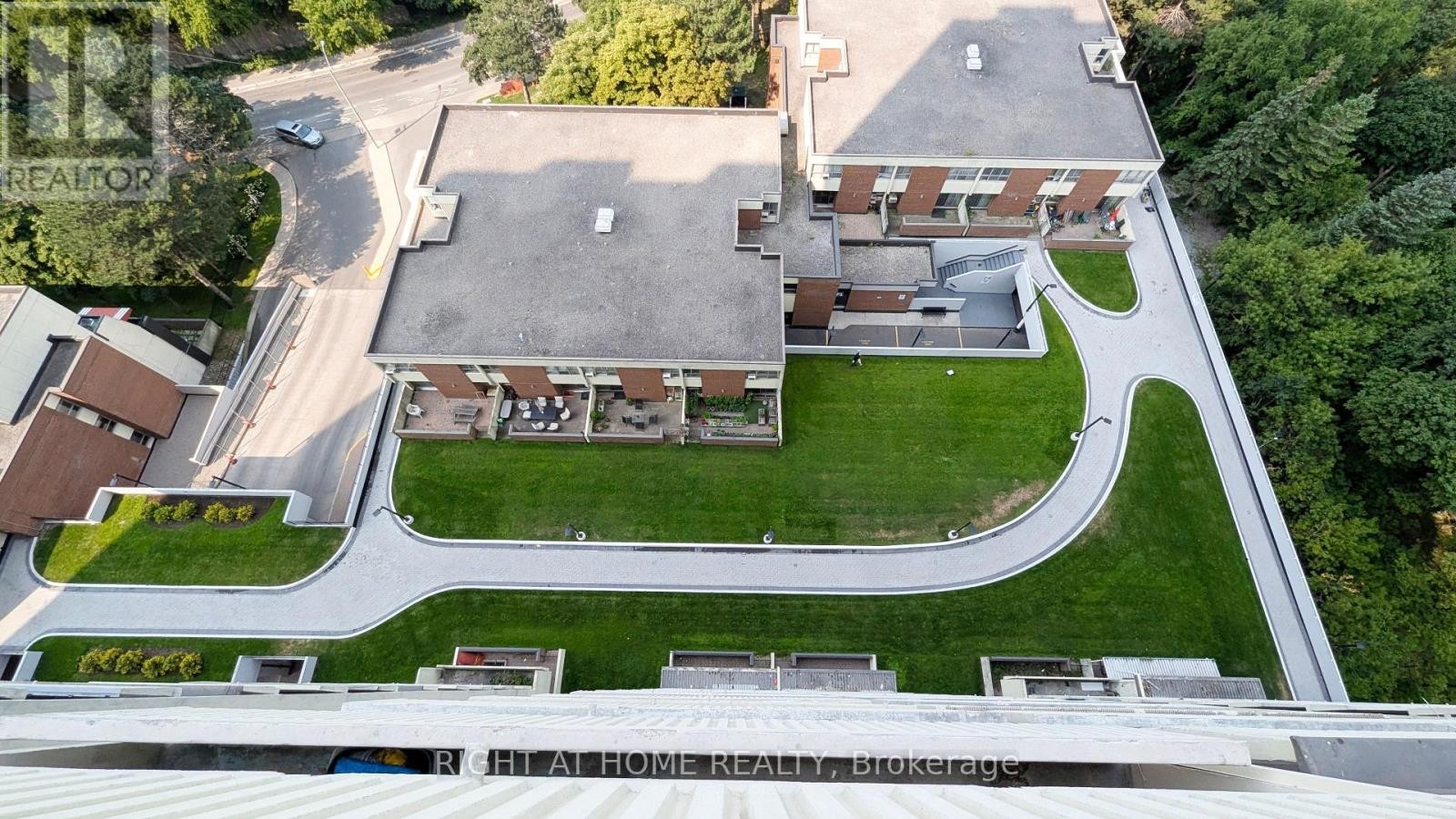 












1611 - 1 MASSEY SQUARE

,
Toronto (Crescent Town),




Ontario
M4C5L4

