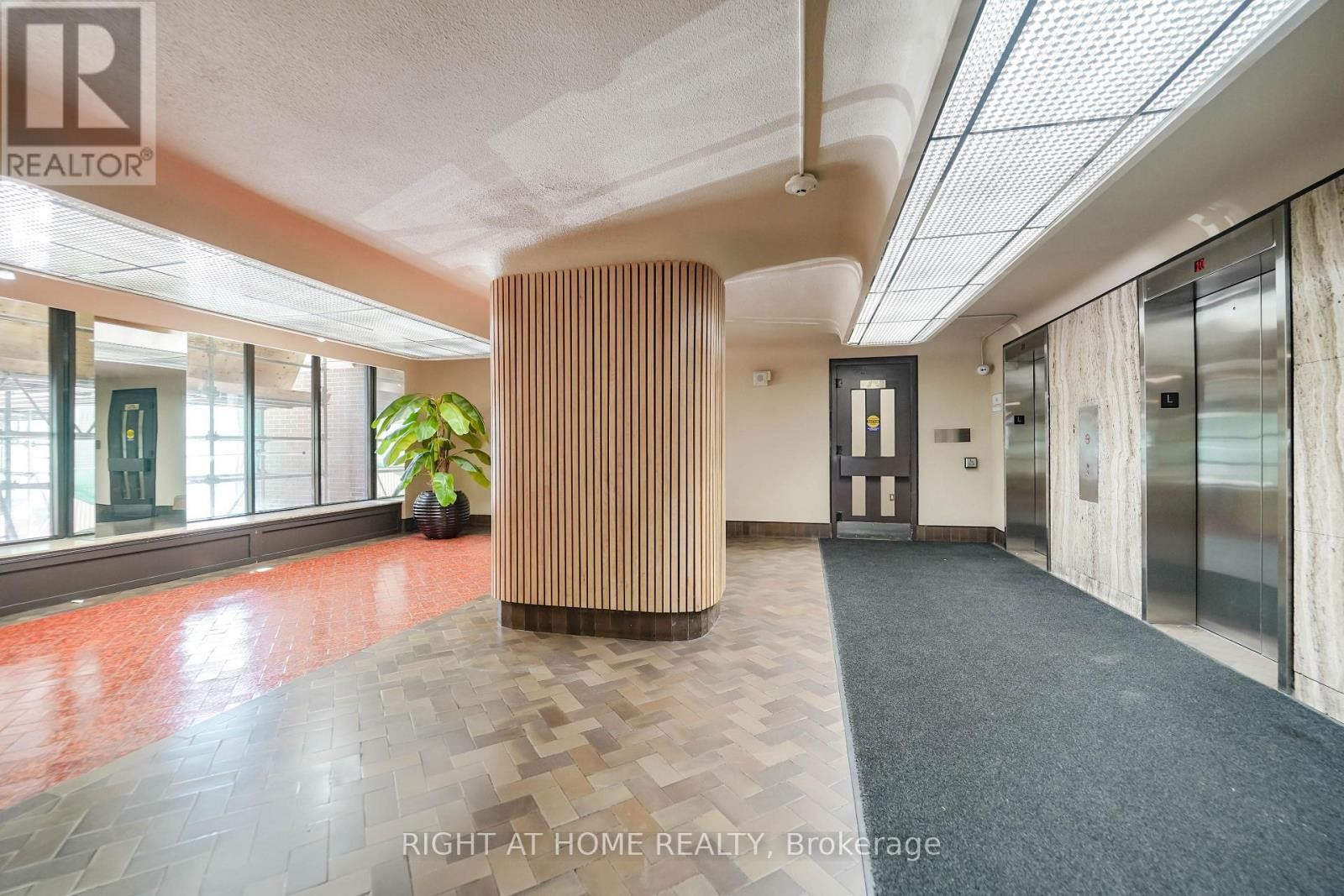 












1611 - 1 MASSEY SQUARE

,
Toronto (Crescent Town),




Ontario
M4C5L4

