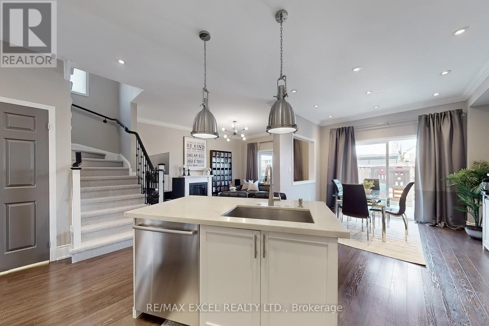 












5 SANDGATE STREET

,
Whitby (Taunton North),




Ontario
L1R0L3

