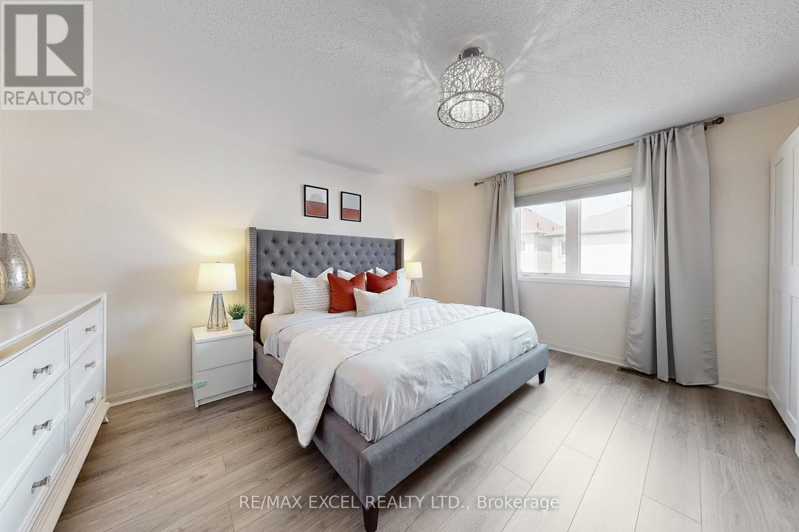












5 SANDGATE STREET

,
Whitby (Taunton North),




Ontario
L1R0L3


