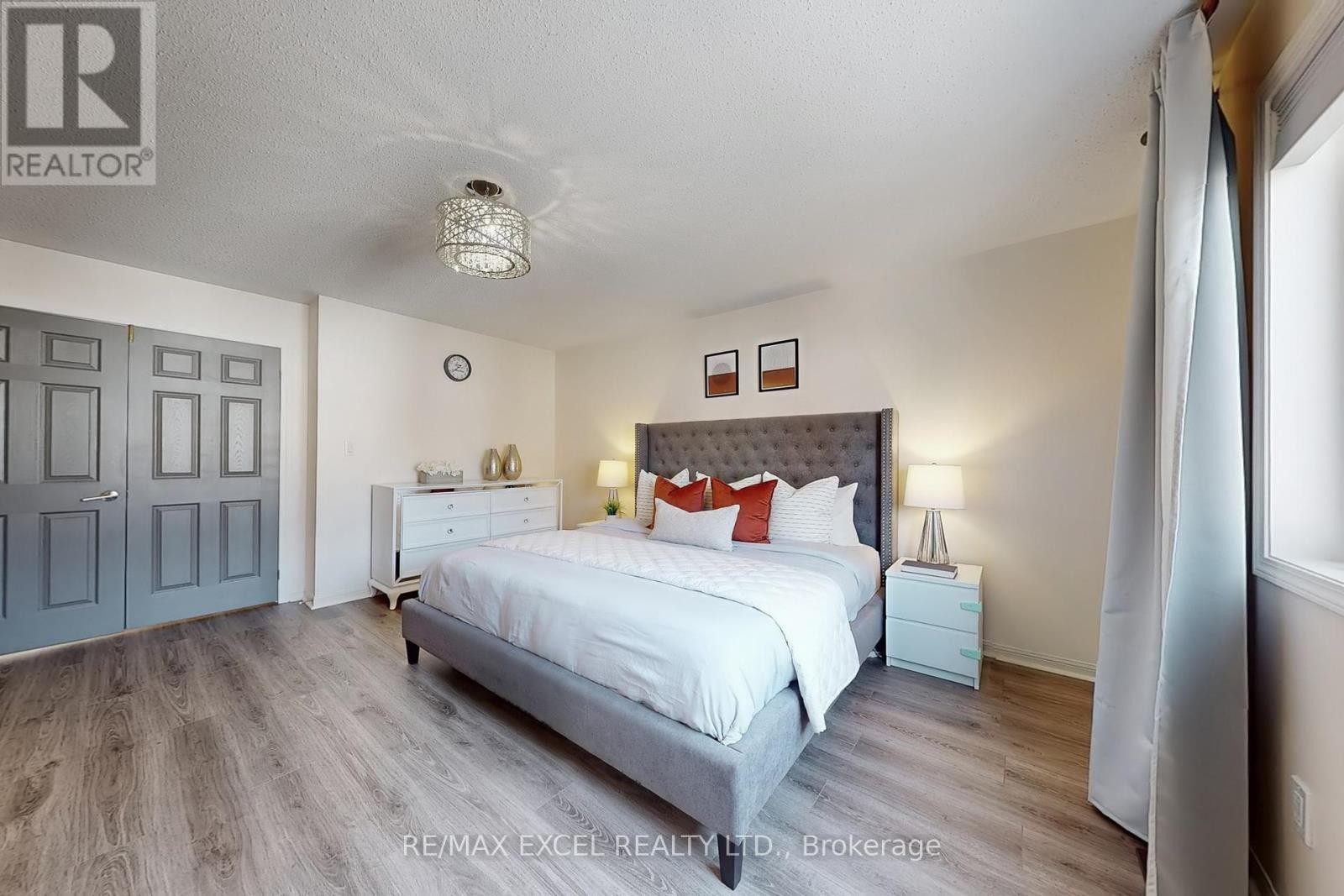 












5 SANDGATE STREET

,
Whitby (Taunton North),




Ontario
L1R0L3

